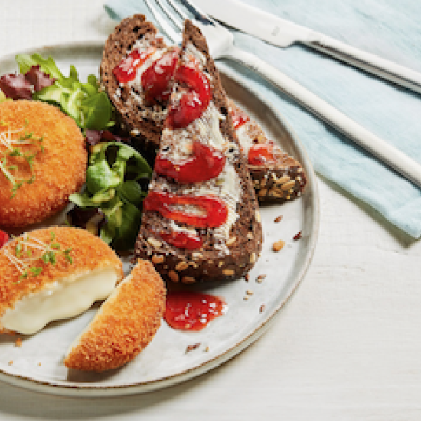 Croquette au fromage four sur pain rustique avec chutney de figues